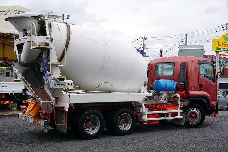 フォワード　大型　３軸　２デフ　「ベッド付き」　コンクリートミキサー車　カヤバ製　積載１１５００ｋｇ　電動ホッパーカバー　水タンク　ドラム容量：９．８立米　最大混合容量：５．０立米　自動洗浄付き　アルミホイール　シャーシレッド塗装　ＥＴＣ　坂道発進補助　１人乗り　６速ＭＴ！車両総重量２０トン未満！希少車！6