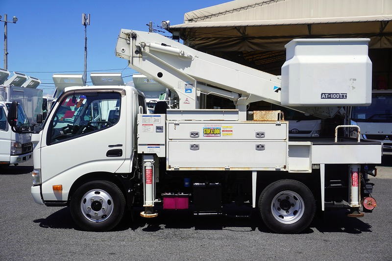 デュトロ　高所作業車　タダノ製（ＡＴ－１００ＴＴ）　最大地上高９．９ｍ　ＦＲＰバケット　バケット積載荷重２００ｋｇ　積載５００ｋｇ　工具入れ　ブーム自動格納　ジョイスティックタイプ　バックカメラ　坂道発進補助　電動パーキングブレーキ　アワーメーター：２３２６ｈ　通信工事仕様！５速ＭＴ！1