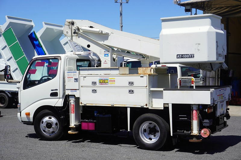 デュトロ　高所作業車　タダノ製（ＡＴ－１００ＴＴ）　最大地上高９．９ｍ　ＦＲＰバケット　バケット積載荷重２００ｋｇ　積載５００ｋｇ　工具入れ　ブーム自動格納　ジョイスティックタイプ　バックカメラ　坂道発進補助　電動パーキングブレーキ　アワーメーター：２３２６ｈ　通信工事仕様！５速ＭＴ！5