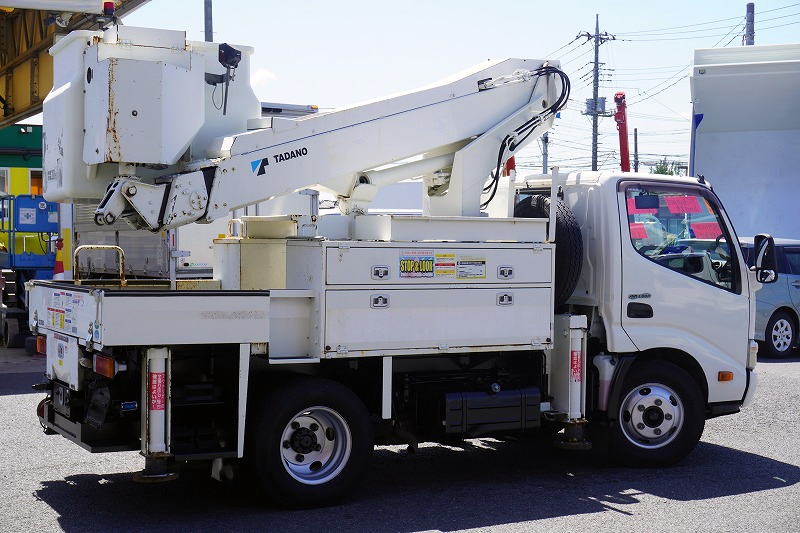 デュトロ　高所作業車　タダノ製（ＡＴ－１００ＴＴ）　最大地上高９．９ｍ　ＦＲＰバケット　バケット積載荷重２００ｋｇ　積載５００ｋｇ　工具入れ　ブーム自動格納　ジョイスティックタイプ　バックカメラ　坂道発進補助　電動パーキングブレーキ　アワーメーター：２３２６ｈ　通信工事仕様！５速ＭＴ！6