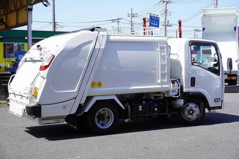 エルフ　「標準幅」　パッカー車　プレス式　積載２０００ｋｇ　新明和製　４．３立米　連続動作　汚水タンク　箱上キャリア付き　ラダー　防臭扉　バックカメラ　ＥＴＣ２．０　左電格ミラー　キーレス　坂道発進補助　フォグランプ　６速ＭＴ！低走行！6