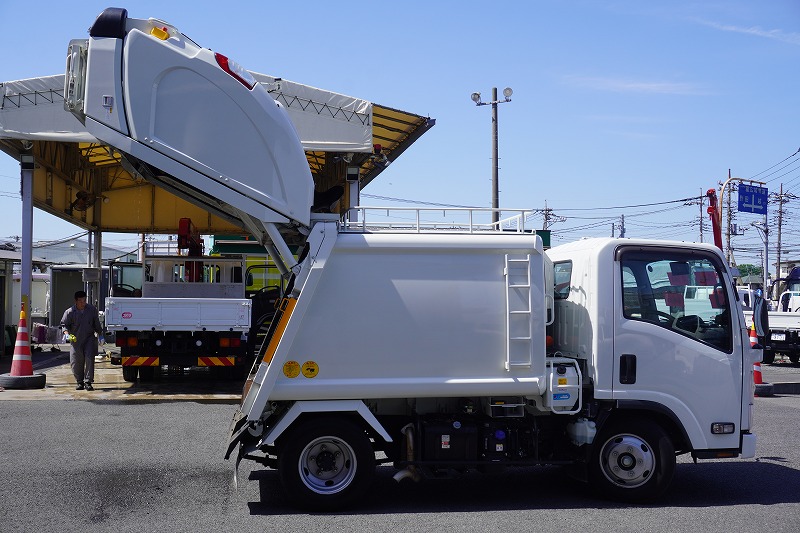 エルフ　「標準幅」　パッカー車　プレス式　積載２０００ｋｇ　新明和製　４．３立米　連続動作　汚水タンク　箱上キャリア付き　ラダー　防臭扉　バックカメラ　ＥＴＣ２．０　左電格ミラー　キーレス　坂道発進補助　フォグランプ　６速ＭＴ！低走行！24