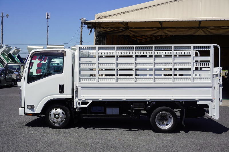 エルフ　「標準幅　セミロング」　平ボディー　垂直パワーゲート　積載２０００ｋｇ　一方開　アオリ欄干付き　鳥居下部鉄板張り　荷台シマ板張り　バックカメラ　フォグランプ　ＡＴ車！1