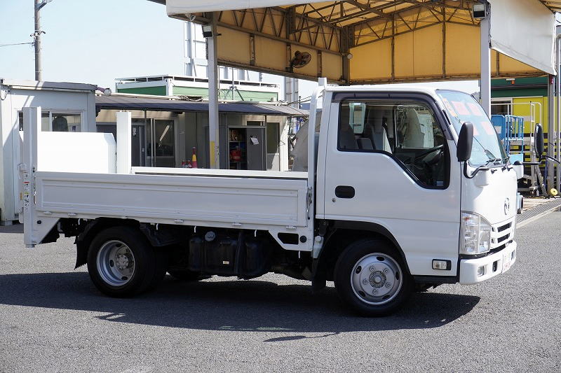 タイタン　「標準幅　ショート」　平ボディー　垂直パワーゲート　積載２０００ｋｇ　三方開　荷台＆鳥居下部鉄板張り　左電格ミラー　社外ナビ　ＥＴＣ　フォグランプ　全低床　ＡＴ車！車検「Ｒ７年２月まで！」3