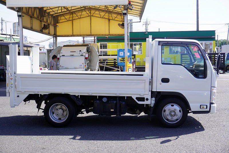 タイタン　「標準幅　ショート」　平ボディー　垂直パワーゲート　積載２０００ｋｇ　三方開　荷台＆鳥居下部鉄板張り　左電格ミラー　社外ナビ　ＥＴＣ　フォグランプ　全低床　ＡＴ車！車検「Ｒ７年２月まで！」4