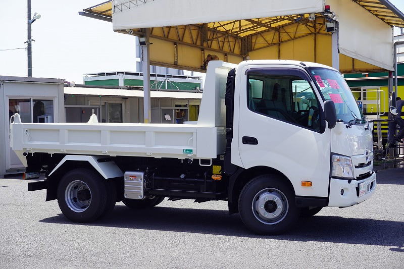 （未使用）　デュトロ　「ワイド」　強化　ローダーダンプ　花見台製　三方開　積載３７００ｋｇ　ダンプピン　スライド用ラジコン　左電格ミラー　坂道発進補助　クリアランスソナー　ＬＥＤヘッドライト＆フォグランプ　スマートキー　衝突軽減ブレーキ　車線逸脱警報　６速ＭＴ！車検「Ｒ７年１１月まで！」4