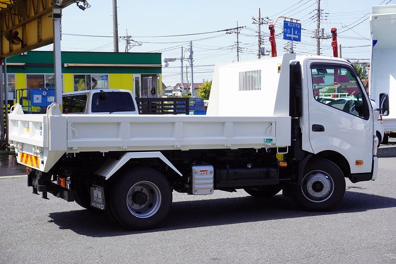 （未使用）　デュトロ　「ワイド」　強化　ローダーダンプ　花見台製　三方開　積載３７００ｋｇ　ダンプピン　スライド用ラジコン　左電格ミラー　坂道発進補助　クリアランスソナー　ＬＥＤヘッドライト＆フォグランプ　スマートキー　衝突軽減ブレーキ　車線逸脱警報　６速ＭＴ！車検「Ｒ７年１１月まで！」6