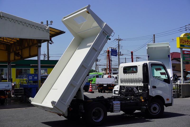 （未使用）　デュトロ　「ワイド」　強化　ローダーダンプ　花見台製　三方開　積載３７００ｋｇ　ダンプピン　スライド用ラジコン　左電格ミラー　坂道発進補助　クリアランスソナー　ＬＥＤヘッドライト＆フォグランプ　スマートキー　衝突軽減ブレーキ　車線逸脱警報　６速ＭＴ！車検「Ｒ７年１１月まで！」23