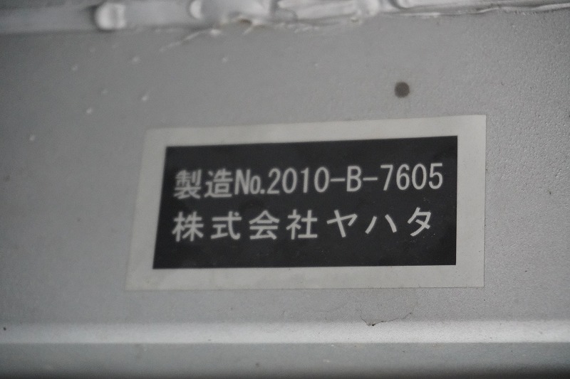 クオン　大型　４軸　平ボディー　アルミブロック　積載１３４００ｋｇ　五方開　ＹＡＨＡＴＡ製造りボディー　リアエアサス　９．３ｍ長　セイコーラック　荷台縞板張り　スタンション穴　床フック　ルーフキャリア　ラダー　バックカメラ　メッキパーツ　ＡＴ車！車両総重量２５トン！車検「Ｒ６年１１月まで！」18