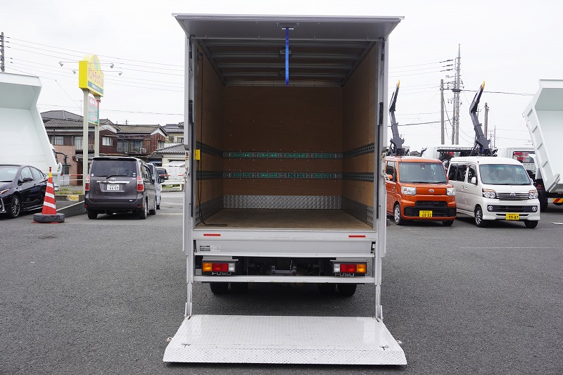 キャンター　１０尺　アルミバン　積載２０００ｋｇ　跳ね上げ式　垂直パワーゲート　ラッシング２段　バックカメラ　社外ナビ　ＥＴＣ２．０　左電格ミラー　キーレス　衝突軽減ブレーキ　車線逸脱警報　パブコ製　全高２．８ｍ以下　ＡＴ車！準中型（５トン限定）免許対応！希少車！！17