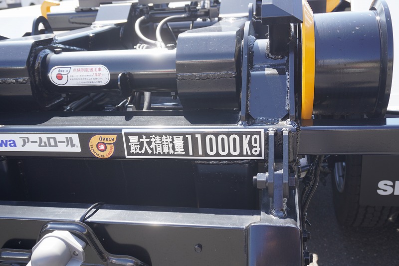 （未使用）　ファイター　大型　三軸　アームロール　新明和製　積載１１０００ｋｇ　ツインシリンダー　キャブバックステップ　網工具入れ　ジャッキ下降スイッチ　ＥＴＣ２．０　坂道発進補助　ミラーヒーター　オートエアコン　ＨＩＤヘッドライト　衝突軽減ブレーキ　車線逸脱警報　希少車！６速ＭＴ！車検「Ｒ６年１２月まで！」18