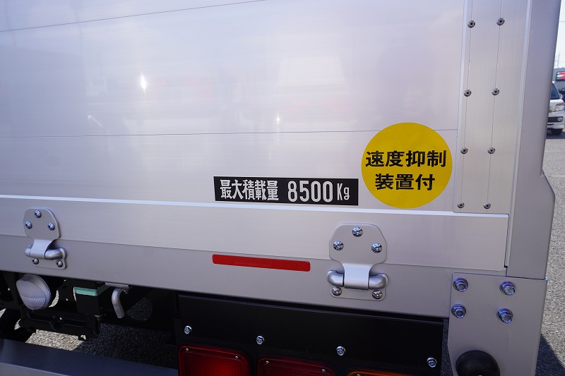 （未使用）　ファイター　増トン　「ワイド　ベッド付き」　平ボディー　アルミブロック　積載８５００ｋｇ　６．２ｍ長　三方開　坂道発進補助　ＨＩＤヘッドライト　フォグランプ　衝突軽減ブレーキ　車線逸脱警報　メッキパーツ　６速ＭＴ！　車検「Ｒ７年４月まで！」18