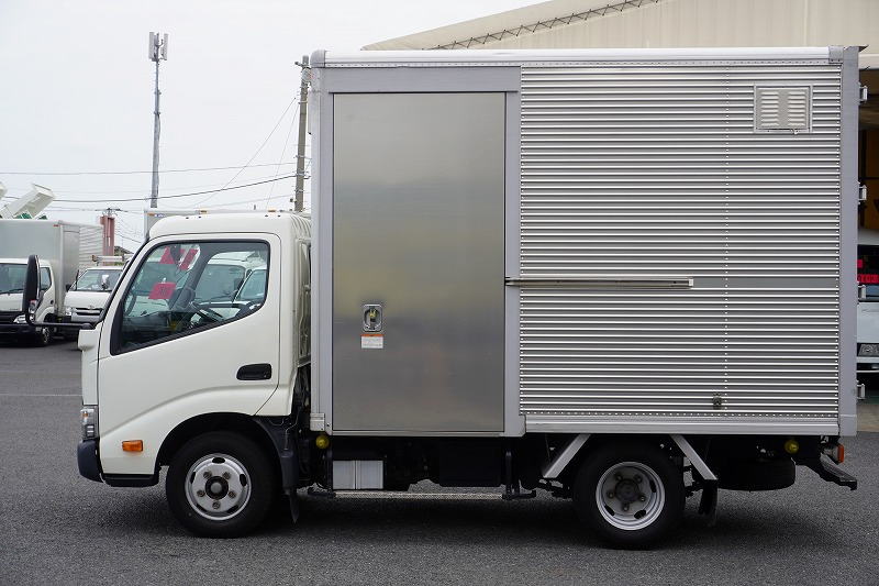 トヨエース　１０尺　アルミバン　積載２０００ｋｇ　サイドドア　ラッシング２段　バックカメラ　ＥＴＣ　９０度ストッパー　左電格ミラー　フォグランプ　通気口　衝突軽減ブレーキ　車線逸脱警報　北村製　ＡＴ車！1