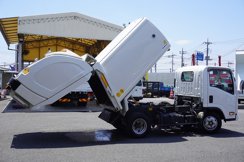 エルフ　「標準幅」　パッカー車　巻き込み式　積載２０００ｋｇ　新明和製　５．１立米　連続動作　汚水タンク　排出ダンプアップ式　バックカメラ　左電格ミラー　坂道発進補助　フォグランプ　６速ＭＴ！　車検「Ｒ７年７月まで！」24