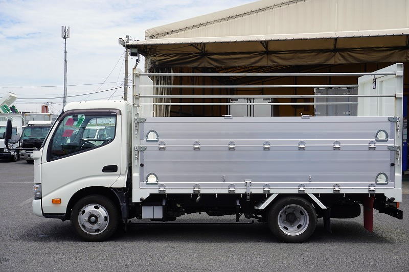 ダイナ　「標準幅　セミロング」　資源ゴミ回収車　積載２０００ｋｇ　アルミブロック　二段アオリ　ロープ穴４対　リア片開き扉　鳥居鉄板張り　荷台シマ板張り　造りボディー　ＬＥＤヘッドライト＆フォグランプ　バックカメラ　電動パーキングブレーキ　衝突軽減ブレーキ　車線逸脱警報　ＡＴ車！高年式！低走行！希少車！！1