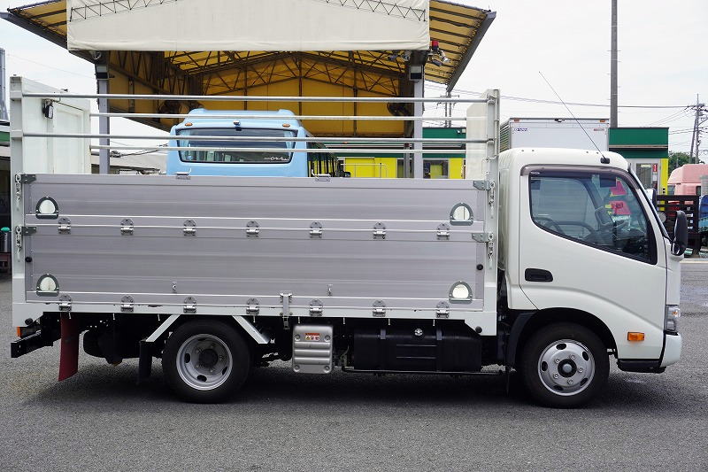 ダイナ　「標準幅　セミロング」　資源ゴミ回収車　積載２０００ｋｇ　アルミブロック　二段アオリ　ロープ穴４対　リア片開き扉　鳥居鉄板張り　荷台シマ板張り　造りボディー　ＬＥＤヘッドライト＆フォグランプ　バックカメラ　電動パーキングブレーキ　衝突軽減ブレーキ　車線逸脱警報　ＡＴ車！高年式！低走行！希少車！！3