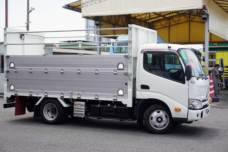 ダイナ　「標準幅　セミロング」　資源ゴミ回収車　積載２０００ｋｇ　アルミブロック　二段アオリ　ロープ穴４対　リア片開き扉　鳥居鉄板張り　荷台シマ板張り　造りボディー　ＬＥＤヘッドライト＆フォグランプ　バックカメラ　電動パーキングブレーキ　衝突軽減ブレーキ　車線逸脱警報　ＡＴ車！高年式！低走行！希少車！！4