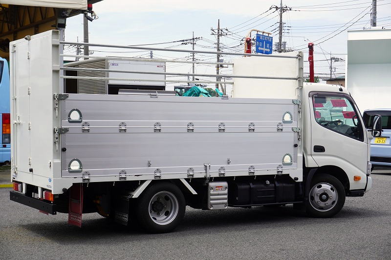 ダイナ　「標準幅　セミロング」　資源ゴミ回収車　積載２０００ｋｇ　アルミブロック　二段アオリ　ロープ穴４対　リア片開き扉　鳥居鉄板張り　荷台シマ板張り　造りボディー　ＬＥＤヘッドライト＆フォグランプ　バックカメラ　電動パーキングブレーキ　衝突軽減ブレーキ　車線逸脱警報　ＡＴ車！高年式！低走行！希少車！！6