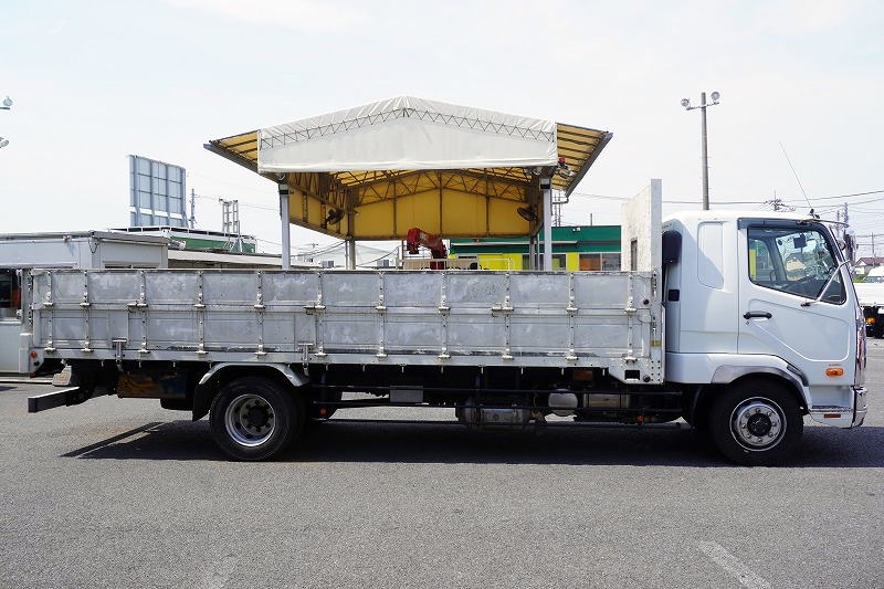 ファイター　増トン　「標準幅　ベッド付き」　平ボディー　積載４９００ｋｇ　６．２ｍ長　二段アオリ　荷台＆鳥居鉄板張り　オートエアコン　メッキパーツ　ワンオーナー！６速ＭＴ！中型免許対応！車検「Ｒ６年１１月まで！」3