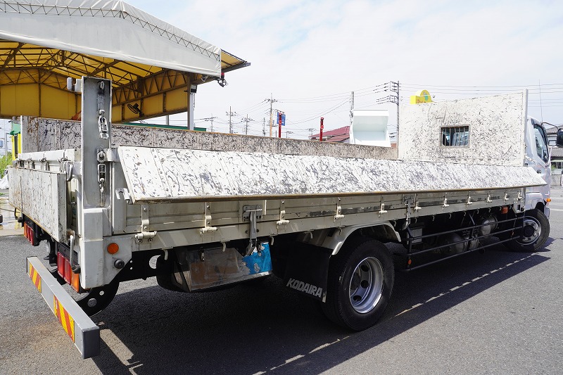 ファイター　増トン　「標準幅　ベッド付き」　平ボディー　積載４９００ｋｇ　６．２ｍ長　二段アオリ　荷台＆鳥居鉄板張り　オートエアコン　メッキパーツ　ワンオーナー！６速ＭＴ！中型免許対応！車検「Ｒ６年１１月まで！」20