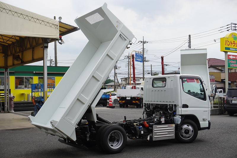 （未使用）　キャンター　「標準幅」　強化　ローダーダンプ　新明和製　三方開　積載３０００ｋｇ　ダンプピン　スライド用ラジコン　左電格ミラー　スマートキー　ＬＥＤヘッドライト＆フォグランプ　衝突軽減ブレーキ　車線逸脱警報　５速ＭＴ！車検「Ｒ７年１０月まで！」24