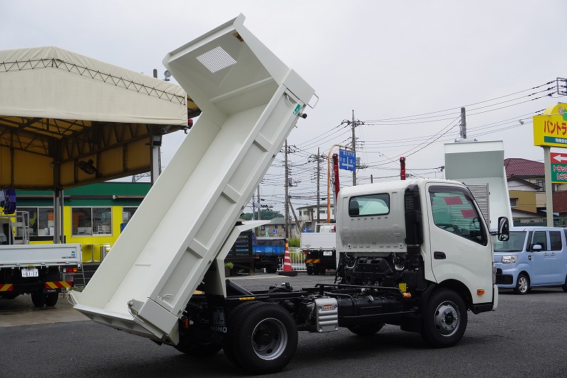 （未使用）　デュトロ　「ワイド」　強化　ローダーダンプ　花見台製　三方開　積載３７００ｋｇ　ダンプピン　スライド用ラジコン　左電格ミラー　坂道発進補助　クリアランスソナー　ＬＥＤヘッドライト＆フォグランプ　スマートキー　衝突軽減ブレーキ　車線逸脱警報　６速ＭＴ！車検「Ｒ７年１２月まで！」23