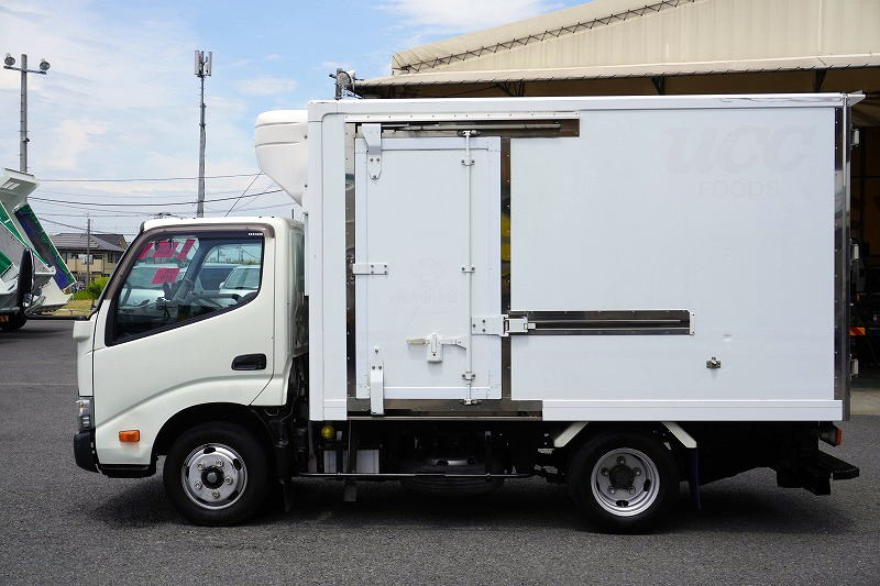 デュトロ　１０尺　冷蔵冷凍車　積載２０００ｋｇ　東プレ製　サイドドア　－３０度設定　エアリブ　荷台スノコ付き　間仕切り扉　９０度ストッパー　バックカメラ　ＥＴＣ　全高２．８ｍ以下　ＡＴ車！準中型（５トン限定）免許対応！1