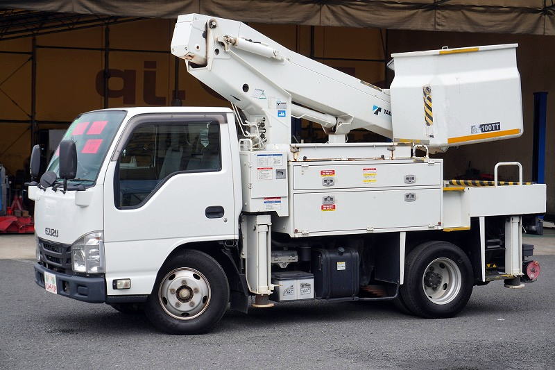 エルフ　高所作業車　タダノ製（ＡＴ－１００ＴＴ）　最大地上高９．９ｍ　ＦＲＰバケット　バケット積載荷重２００ｋｇ　積載５００ｋｇ　工具入れ　ジョイスティックタイプ　ブーム自動格納　ジャッキ自動張り出し　アワーメーター：１７５５ｈ　バックカメラ　坂道発進補助　左電格ミラー　通信工事仕様！６速ＭＴ！