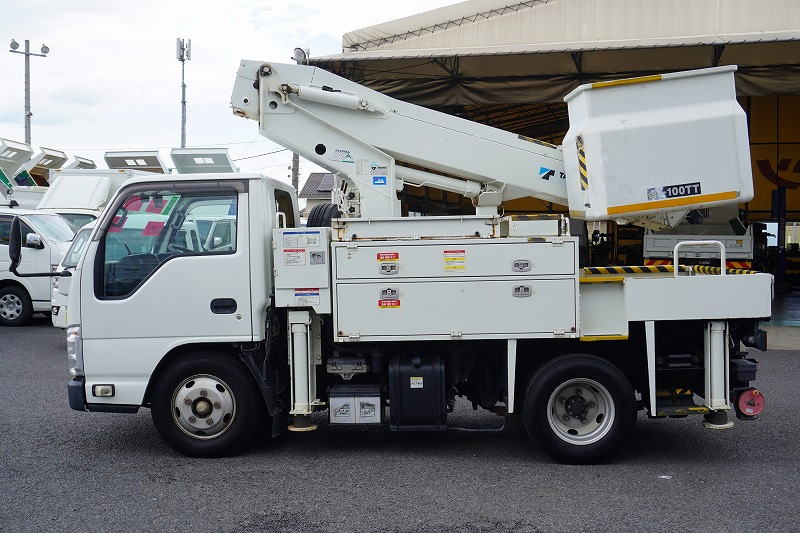 エルフ　高所作業車　タダノ製（ＡＴ－１００ＴＴ）　最大地上高９．９ｍ　ＦＲＰバケット　バケット積載荷重２００ｋｇ　積載５００ｋｇ　工具入れ　ジョイスティックタイプ　ブーム自動格納　ジャッキ自動張り出し　アワーメーター：１７５５ｈ　バックカメラ　坂道発進補助　左電格ミラー　通信工事仕様！６速ＭＴ！1