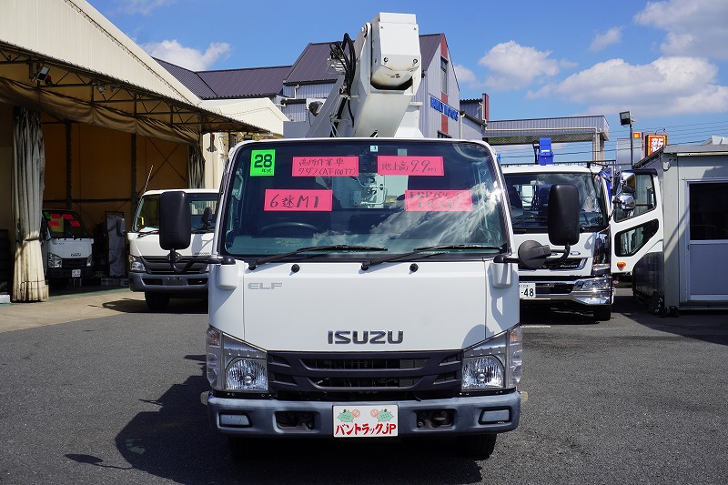 エルフ　高所作業車　タダノ製（ＡＴ－１００ＴＴ）　最大地上高９．９ｍ　ＦＲＰバケット　バケット積載荷重２００ｋｇ　積載５００ｋｇ　工具入れ　ジョイスティックタイプ　ブーム自動格納　ジャッキ自動張り出し　アワーメーター：２１２７ｈ　バックカメラ　坂道発進補助　左電格ミラー　通信工事仕様！６速ＭＴ！0