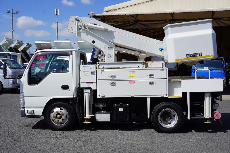 エルフ　高所作業車　タダノ製（ＡＴ－１００ＴＴ）　最大地上高９．９ｍ　ＦＲＰバケット　バケット積載荷重２００ｋｇ　積載５００ｋｇ　工具入れ　ジョイスティックタイプ　ブーム自動格納　ジャッキ自動張り出し　アワーメーター：２１２７ｈ　バックカメラ　坂道発進補助　左電格ミラー　通信工事仕様！６速ＭＴ！1