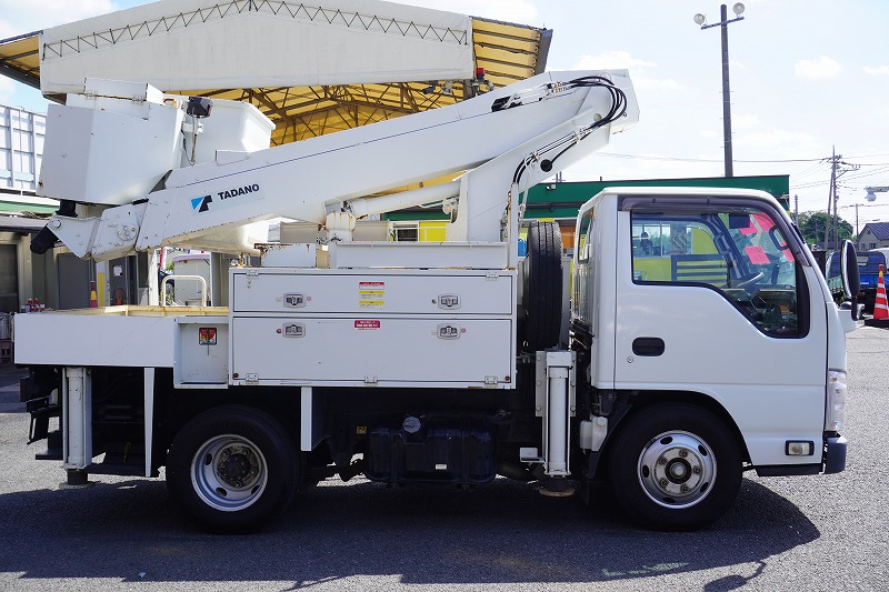 エルフ　高所作業車　タダノ製（ＡＴ－１００ＴＴ）　最大地上高９．９ｍ　ＦＲＰバケット　バケット積載荷重２００ｋｇ　積載５００ｋｇ　工具入れ　ジョイスティックタイプ　ブーム自動格納　ジャッキ自動張り出し　アワーメーター：２１２７ｈ　バックカメラ　坂道発進補助　左電格ミラー　通信工事仕様！６速ＭＴ！3