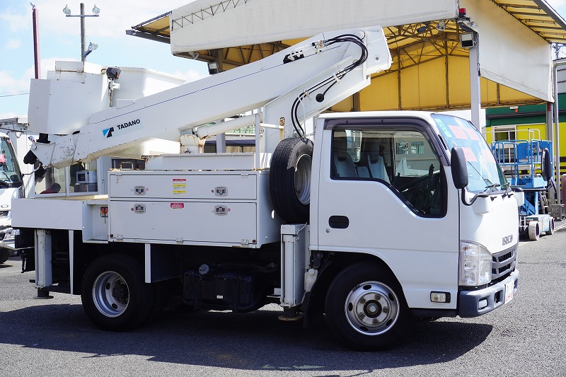 エルフ　高所作業車　タダノ製（ＡＴ－１００ＴＴ）　最大地上高９．９ｍ　ＦＲＰバケット　バケット積載荷重２００ｋｇ　積載５００ｋｇ　工具入れ　ジョイスティックタイプ　ブーム自動格納　ジャッキ自動張り出し　アワーメーター：２１２７ｈ　バックカメラ　坂道発進補助　左電格ミラー　通信工事仕様！６速ＭＴ！4