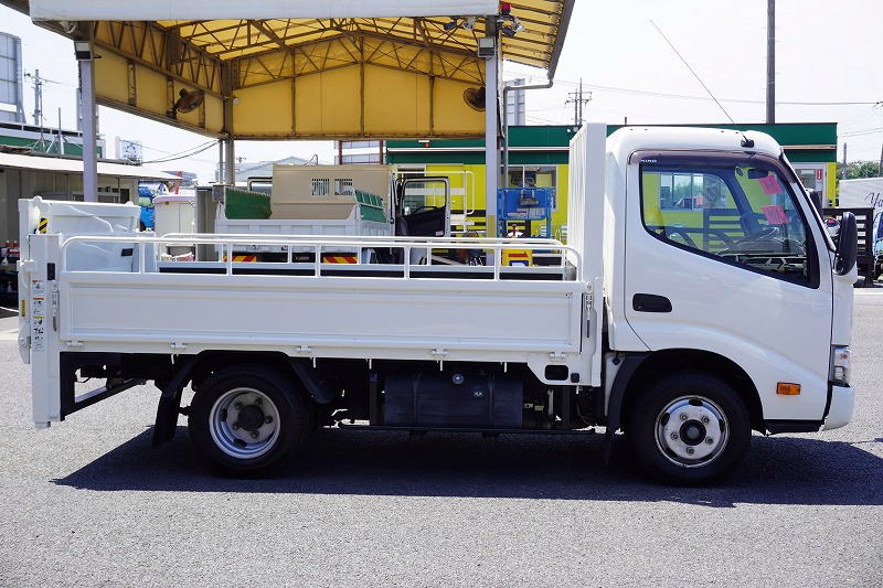 デュトロ　「セミワイド　ショート」　平ボディー　折り畳み式垂直パワーゲート　積載２０００ｋｇ　三方開　アオリパイプ欄干　荷台鉄板張り　ＥＴＣ　フォグランプ　電動パーキングブレーキ　衝突軽減ブレーキ　車線逸脱警報　ワンオーナー！ＡＴ車！4