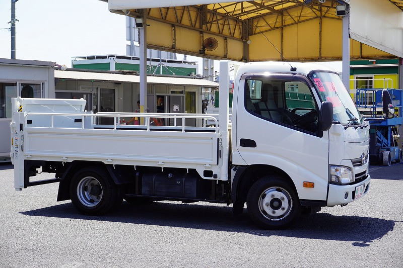 デュトロ　「セミワイド　ショート」　平ボディー　折り畳み式垂直パワーゲート　積載２０００ｋｇ　三方開　アオリパイプ欄干　荷台鉄板張り　ＥＴＣ　フォグランプ　電動パーキングブレーキ　衝突軽減ブレーキ　車線逸脱警報　ワンオーナー！ＡＴ車！5