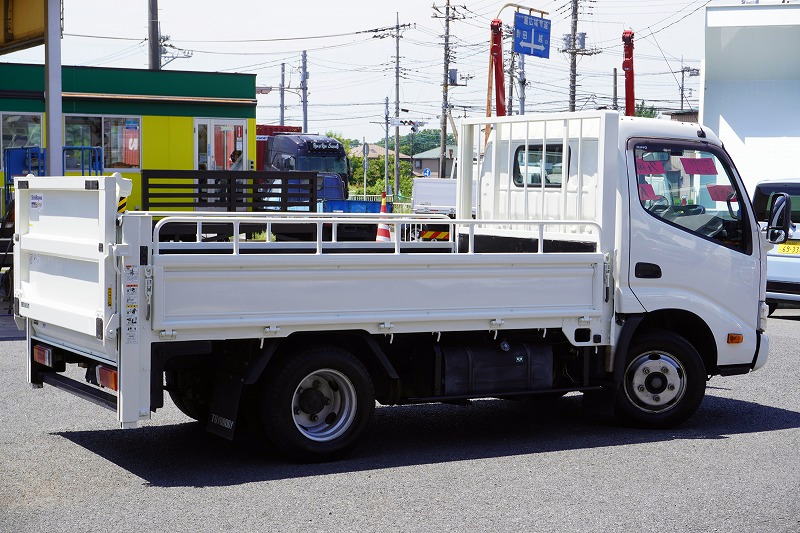 デュトロ　「セミワイド　ショート」　平ボディー　折り畳み式垂直パワーゲート　積載２０００ｋｇ　三方開　アオリパイプ欄干　荷台鉄板張り　ＥＴＣ　フォグランプ　電動パーキングブレーキ　衝突軽減ブレーキ　車線逸脱警報　ワンオーナー！ＡＴ車！6