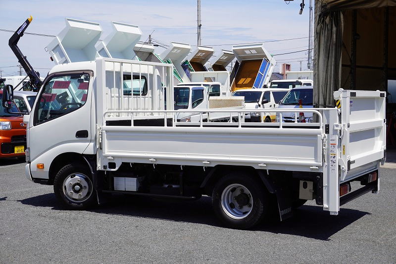 デュトロ　「セミワイド　ショート」　平ボディー　折り畳み式垂直パワーゲート　積載２０００ｋｇ　三方開　アオリパイプ欄干　荷台鉄板張り　ＥＴＣ　フォグランプ　電動パーキングブレーキ　衝突軽減ブレーキ　車線逸脱警報　ワンオーナー！ＡＴ車！7