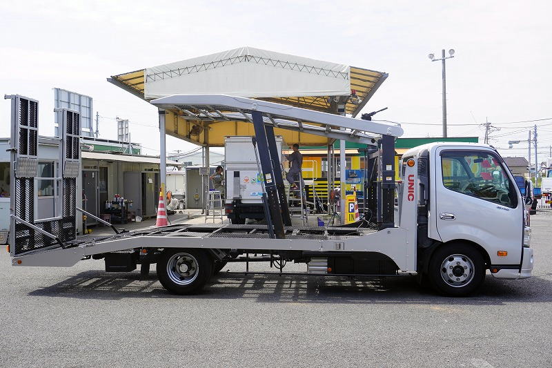 デュトロ　ハイグレード「ワイド超ロング」　キャリアカー　２台積　積載３４００ｋｇ　古河ユニック製　ラジコン　ウインチ　油圧リアゲート　ＨＩＤヘッドライト　フォグランプ　スマートキー　メッキパーツ　社外ナビ　ＥＴＣ　両側電格ミラー　衝突軽減ブレーキ　車線逸脱警報　６速ＭＴ！3