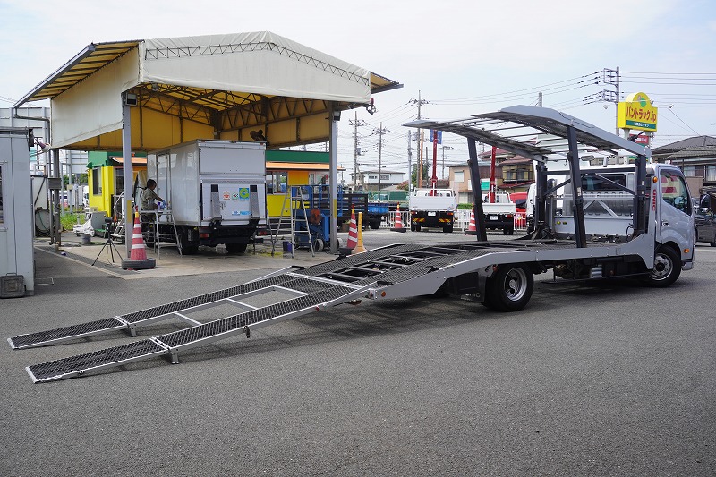 デュトロ　ハイグレード「ワイド超ロング」　キャリアカー　２台積　積載３４００ｋｇ　古河ユニック製　ラジコン　ウインチ　油圧リアゲート　ＨＩＤヘッドライト　フォグランプ　スマートキー　メッキパーツ　社外ナビ　ＥＴＣ　両側電格ミラー　衝突軽減ブレーキ　車線逸脱警報　６速ＭＴ！18