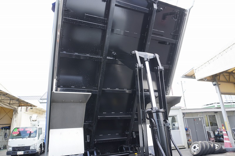 （未使用）　ファイター　増トン　「ベッド付き」　土砂ダンプ　新明和製　一方開　積載７１００ｋｇ　電動コボレーン　鳥居シートデッキ＆ラダー　造りボディー　砂切り　坂道発進補助　キーレス　ＨＩＤヘッドライト　衝突軽減ブレーキ　車線逸脱警報　メッキパーツ多数！６速ＭＴ！27