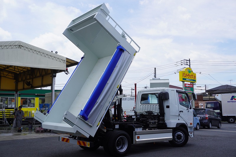 （未使用）　ファイター　増トン　「ベッド付き」　土砂ダンプ　新明和製　一方開　積載７１００ｋｇ　電動コボレーン　鳥居シートデッキ＆ラダー　造りボディー　砂切り　坂道発進補助　キーレス　ＨＩＤヘッドライト　衝突軽減ブレーキ　車線逸脱警報　メッキパーツ多数！６速ＭＴ！31