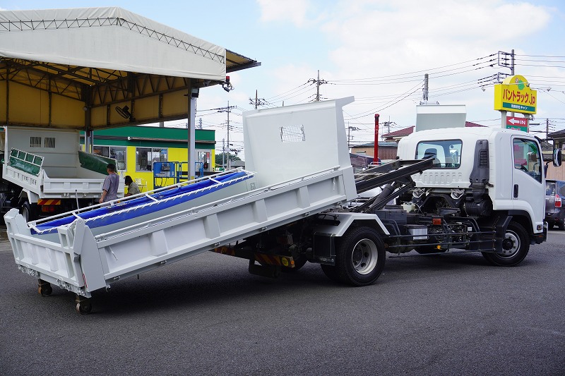 フォワード　増トン　「ワイド　ベッド付き」　ローダーダンプ　新明和製　積載７３００ｋｇ　三方開　手動コボレーン　ダンプピン　ＥＴＣ　坂道発進補助　６速ＭＴ！フロント画像