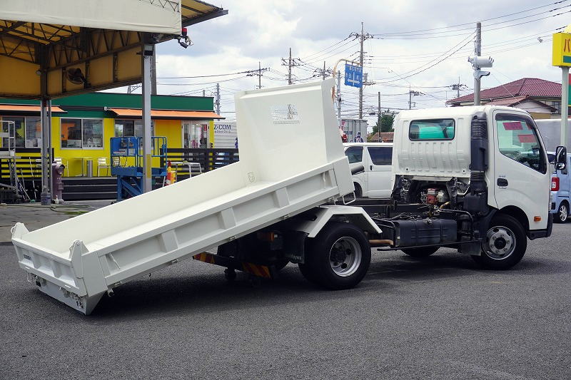 デュトロ　「ワイド」　強化　ローダーダンプ　新明和製　三方開　積載３７００ｋｇ　スライド用ラジコン　ダンプピン　左電格ミラー　ＥＴＣ　６速ＭＴ！フロント画像