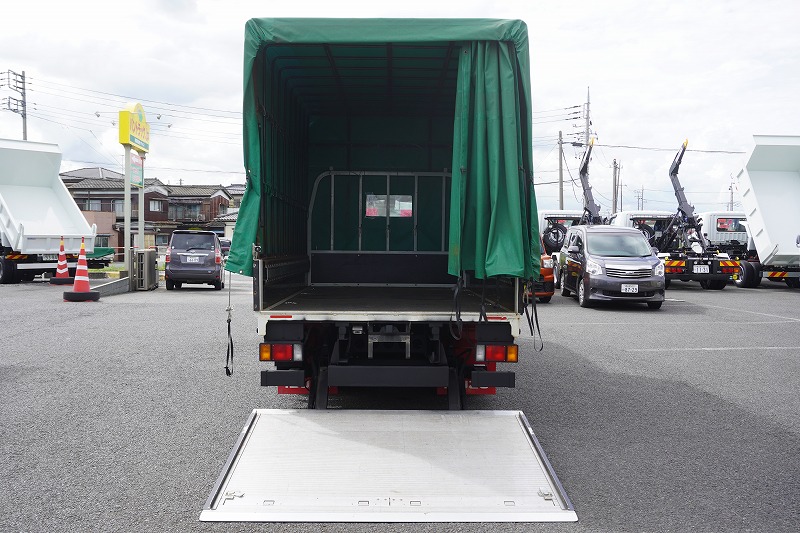 エルフ　「ワイドロング　ダブルキャブ」　平ボディー　幌付き　積載２０００ｋｇ　７人乗り　跳ね上げ式パワーゲート　ラッシング１段　床フック３対　両側電格ミラー　坂道発進補助　ＬＥＤヘッドライト＆フォグランプ　リアヒーター　衝突軽減ブレーキ　車線逸脱警報　６速ＭＴ！希少車！幌お取り外し頂くことも出来ます！14