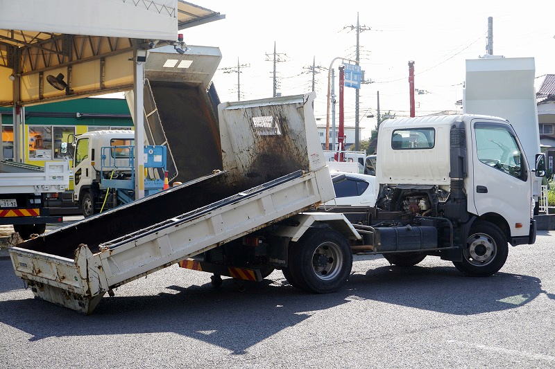 デュトロ　「ワイド」　強化　ローダーダンプ　新明和製　三方開　積載３６５０ｋｇ　手動コボレーン　スライド用ラジコン　ダンプピン　左電格ミラー　ＥＴＣ　６速ＭＴ！フロント画像