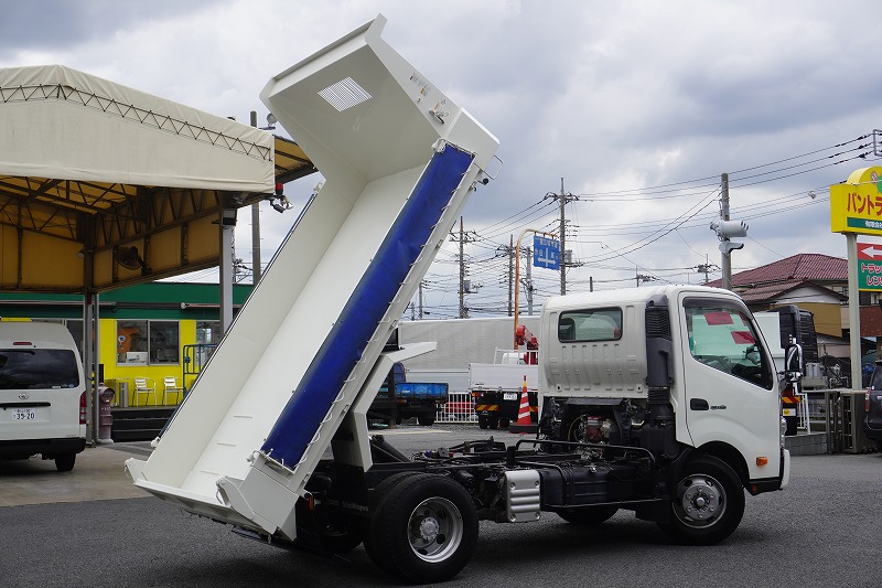 デュトロ　「ワイド」　強化　ローダーダンプ　新明和製　三方開　積載３６００ｋｇ　手動コボレーン　スライド用ラジコン　ダンプピン　左電格ミラー　坂道発進補助　メッキパーツ　衝突軽減ブレーキ　車線逸脱警報　６速ＭＴ！車検「Ｒ７年２月まで！」25