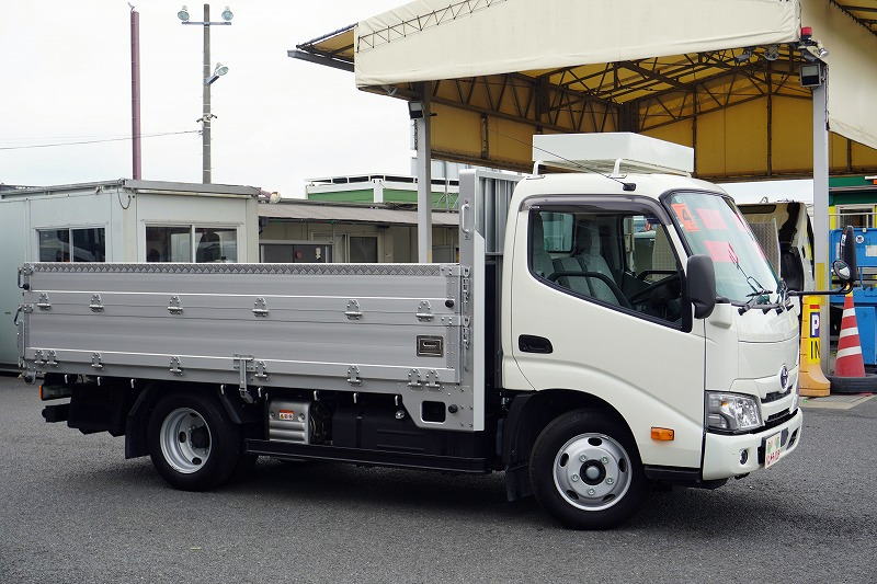 ダイナ　「標準幅　セミロング」　平ボディー　アルミブロック　積載２０００ｋｇ　二段アオリ　鳥居下部シマ板張り　造りボディー　ＬＥＤヘッドライト＆フォグランプ　バックカメラ　社外ナビ　ＥＴＣ２．０　ルーフキャリア　電動パーキングブレーキ　衝突軽減ブレーキ　車線逸脱警報　ＡＴ車！高年式！低走行！車検「Ｒ７年７月まで！」3