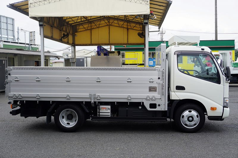 ダイナ　「標準幅　セミロング」　平ボディー　アルミブロック　積載２０００ｋｇ　二段アオリ　鳥居下部シマ板張り　造りボディー　ＬＥＤヘッドライト＆フォグランプ　バックカメラ　社外ナビ　ＥＴＣ２．０　ルーフキャリア　電動パーキングブレーキ　衝突軽減ブレーキ　車線逸脱警報　ＡＴ車！高年式！低走行！車検「Ｒ７年７月まで！」4