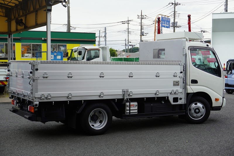 ダイナ　「標準幅　セミロング」　平ボディー　アルミブロック　積載２０００ｋｇ　二段アオリ　鳥居下部シマ板張り　造りボディー　ＬＥＤヘッドライト＆フォグランプ　バックカメラ　社外ナビ　ＥＴＣ２．０　ルーフキャリア　電動パーキングブレーキ　衝突軽減ブレーキ　車線逸脱警報　ＡＴ車！高年式！低走行！車検「Ｒ７年７月まで！」6