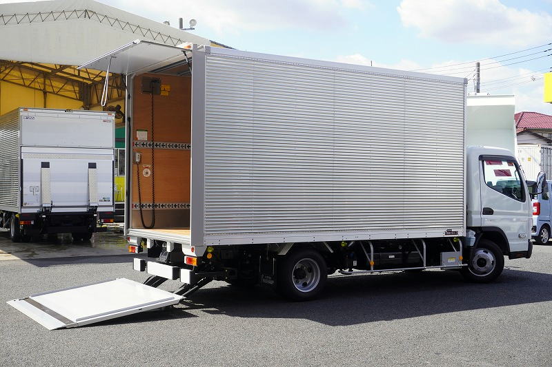 （未使用）　キャンター　「ワイドロング」　アルミバン　積載２０００ｋｇ　サイドドア　跳ね上げ式パワーゲート　ラッシング２段　バックカメラ　ＥＴＣ　ＬＥＤヘッドライト＆フォグランプ　左電格ミラー　スマートキー　衝突軽減ブレーキ　車線逸脱警報　日本フルハーフ製　５速ＭＴ！フロント画像
